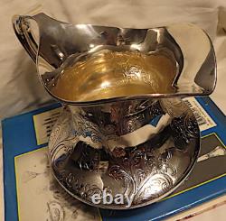 1895, Pichet/jug en argent sterling Meriden Britannia, à main chassée, bas et large