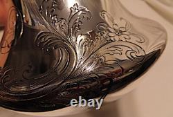 1895, Pichet/jug en argent sterling Meriden Britannia, à main chassée, bas et large