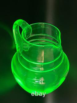 ART DECO Pichet d'eau en verre de Bohême tchèque vert à l'uranium et à la vaseline, années 1930.