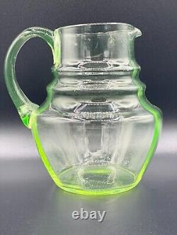 ART DECO Pichet d'eau en verre de Bohême tchèque vert à l'uranium et à la vaseline, années 1930.