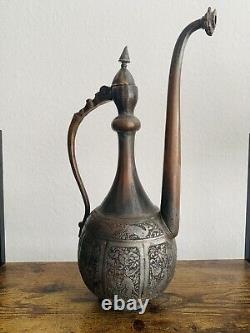 Ancien pichet à thé en eau du Moyen-Orient persan antique en étain et cuivre gravé