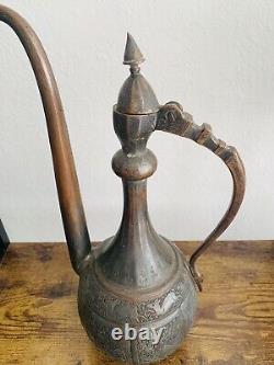 Ancien pichet à thé en eau du Moyen-Orient persan antique en étain et cuivre gravé