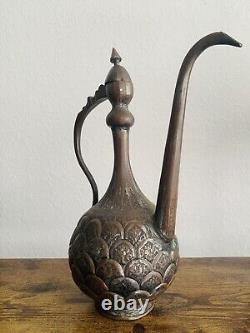 Ancien pichet à thé en eau du Moyen-Orient persan antique en étain et cuivre gravé