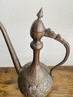 Ancien pichet à thé en eau du Moyen-Orient persan antique en étain et cuivre gravé