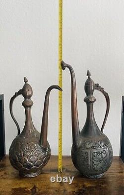 Ancien pichet à thé en eau du Moyen-Orient persan antique en étain et cuivre gravé