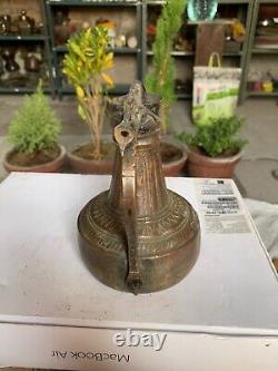 Ancienne cruche à eau en cuivre forgé à la main et gravé de style moghol