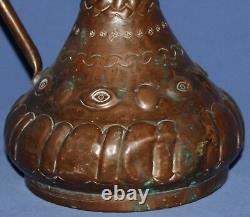 Ancienne cruche d'eau en cuivre ornée faite à la main