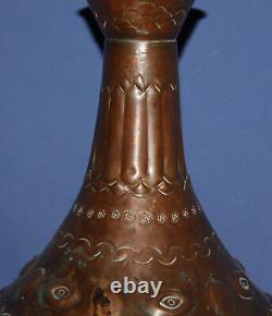 Ancienne cruche d'eau en cuivre ornée faite à la main