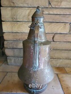 Ancienne cruche d'eau en cuivre turc avec couvercle. Marchandise en métal fabriquée à la main et martelée.