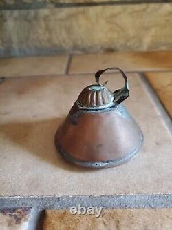 Ancienne cruche d'eau en cuivre turc avec couvercle. Marchandise en métal fabriquée à la main et martelée.