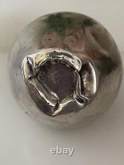 Ancienne cruche en métal argenté ou botijo en couleur argentée pour l'eau ou l'huile, faite à la main.