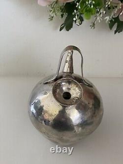 Ancienne cruche en métal argenté ou botijo en couleur argentée pour l'eau ou l'huile, faite à la main.