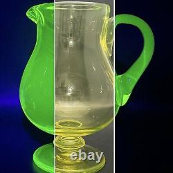 Broc verseur à pied en verre d'uranium Vaseline EAPG vers 1910 Fabriqué aux États-Unis 10t 64oz