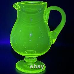 Broc verseur à pied en verre d'uranium Vaseline EAPG vers 1910 Fabriqué aux États-Unis 10t 64oz