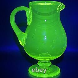 Broc verseur à pied en verre d'uranium Vaseline EAPG vers 1910 Fabriqué aux États-Unis 10t 64oz