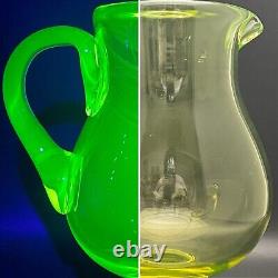 Broc verseur à pied en verre d'uranium Vaseline EAPG vers 1910 Fabriqué aux États-Unis 10t 64oz