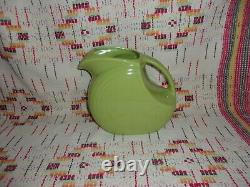 CARAFE D'EAU / PICHET DE DISQUE DE FIESTA CHARTREUSE DES ANNÉES 1950 - FIESTAWARE z19