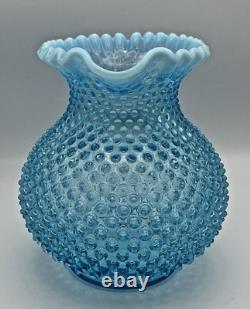 Carafe à eau en verre Fenton vintage bleu opalescent à gros boutons de dentelle 8 bordures.