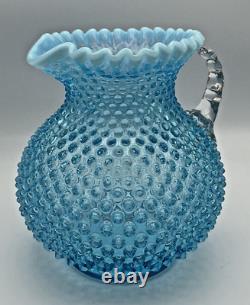 Carafe à eau en verre Fenton vintage bleu opalescent à gros boutons de dentelle 8 bordures.