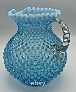 Carafe à eau en verre Fenton vintage bleu opalescent à gros boutons de dentelle 8 bordures.