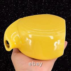 Carafe en céramique jaune Fiestaware avec grand disque pour l'eau et le jus - Ancienne marque USA.