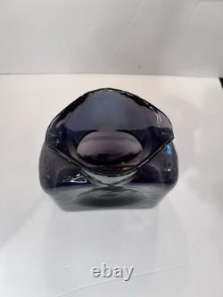 Carafe en verre épaisse à double bec en améthyste violet BLENKO vintage