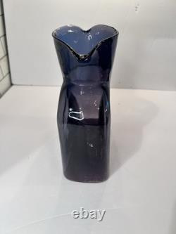Carafe en verre épaisse à double bec en améthyste violet BLENKO vintage
