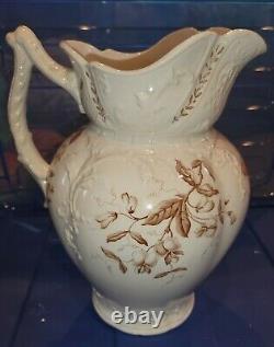 Clementson Brothers Water Pitcher Jug 1891 1916 Sweet Pea Ironstone. Marron