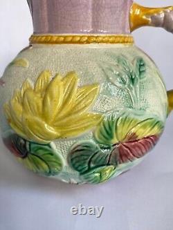 Cruche antique en majolique avec des nénuphars roses et jaunes du 19ème siècle