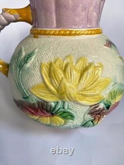 Cruche antique en majolique avec des nénuphars roses et jaunes du 19ème siècle