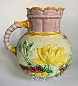 Cruche antique en majolique avec des nénuphars roses et jaunes du 19ème siècle