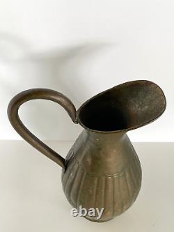 Cruche d'eau en cuivre martelé et embossé chinois antique, pas en parfait état, 10,5 pouces