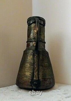 Cruche d'eau primitive lourde en cuivre martelé et laiton, faite à la main, antique, de 14' de haut.