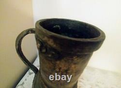 Cruche d'eau primitive lourde en cuivre martelé et laiton, faite à la main, antique, de 14' de haut.