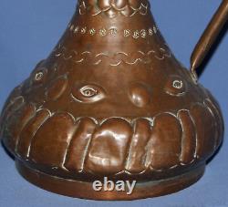 Cruche en cuivre ancienne, faite à la main et ornée