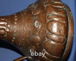 Cruche en cuivre ancienne, faite à la main et ornée