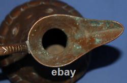 Cruche en cuivre ornée antique faite à la main
