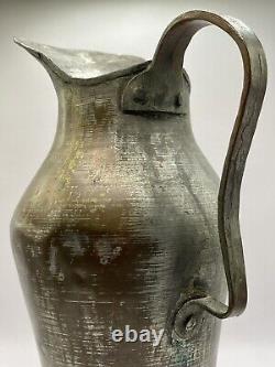 Cruche primitif en cuivre martelé à queues d'aronde antique pour vin ou eau