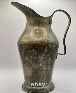 Cruche primitif en cuivre martelé à queues d'aronde antique pour vin ou eau