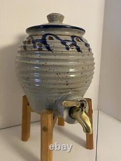 Distributeur d'eau en grès de poterie de studio peint à la main avec support