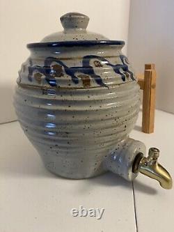 Distributeur d'eau en grès de poterie de studio peint à la main avec support