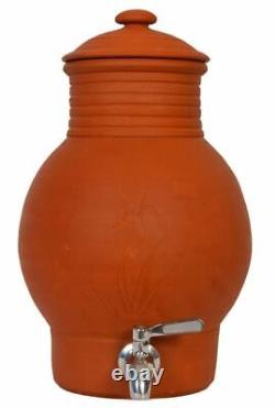 Distributeur d'eau en terre cuite avec robinet en acier, pichet en poterie d'argile.