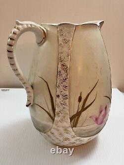 Ensemble de lavage de bol et de cruche antique en céramique peinte à la main avec motifs de nénuphars et de toiles d'araignées.