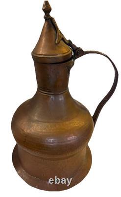 Grand pichet en cuivre martelé du Moyen-Orient turc antique de plus de 18 pouces de hauteur