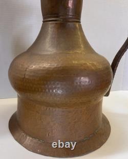 Grand pichet en cuivre martelé du Moyen-Orient turc antique de plus de 18 pouces de hauteur