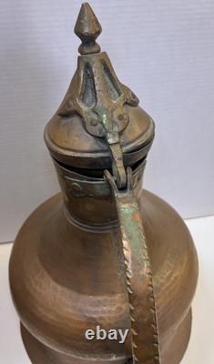 Grand pichet en cuivre martelé du Moyen-Orient turc antique de plus de 18 pouces de hauteur