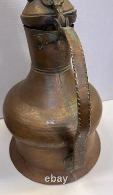 Grand pichet en cuivre martelé du Moyen-Orient turc antique de plus de 18 pouces de hauteur