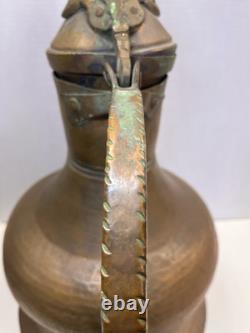 Grand pichet en cuivre martelé du Moyen-Orient turc antique de plus de 18 pouces de hauteur