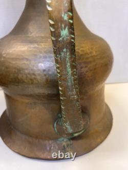 Grand pichet en cuivre martelé du Moyen-Orient turc antique de plus de 18 pouces de hauteur