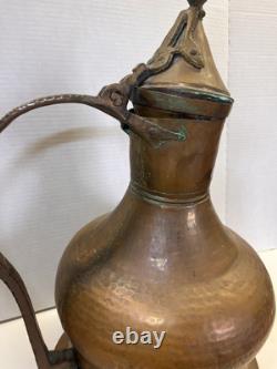 Grand pichet en cuivre martelé du Moyen-Orient turc antique de plus de 18 pouces de hauteur